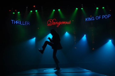 Sahnede dansçı silueti. 25 Şubat 2024 Hyderabad India.