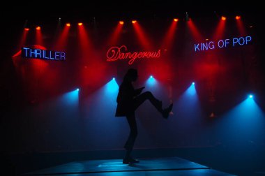 Sahnede dansçı silueti. 25 Şubat 2024 Hyderabad India.