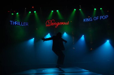 Sahnede dansçı silueti. 25 Şubat 2024 Hyderabad India.