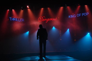 Sahnede dansçı silueti. 25 Şubat 2024 Hyderabad India.