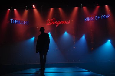 Sahnede dansçı silueti. 25 Şubat 2024 Hyderabad India.