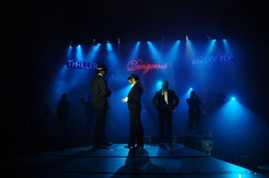 Sahnede dansçı silueti. 25 Şubat 2024 Hyderabad India.