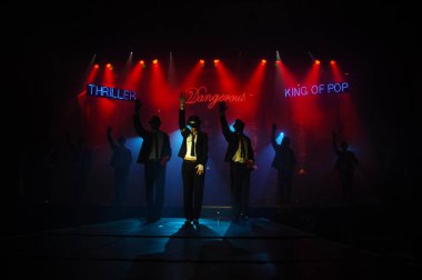 Sahnede dansçı silueti. 25 Şubat 2024 Hyderabad India.