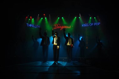 Sahnede dansçı silueti. 25 Şubat 2024 Hyderabad India.