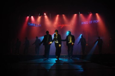 Sahnede dansçı silueti. 25 Şubat 2024 Hyderabad India.