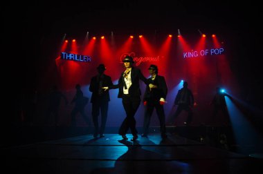 Sahnede dansçı silueti. 25 Şubat 2024 Hyderabad India.