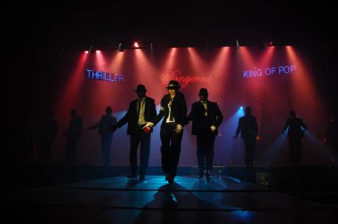 Sahnede dansçı silueti. 25 Şubat 2024 Hyderabad India.