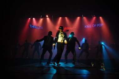 Sahnede dansçı silueti. 25 Şubat 2024 Hyderabad India.