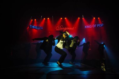 Sahnede dansçı silueti. 25 Şubat 2024 Hyderabad India.