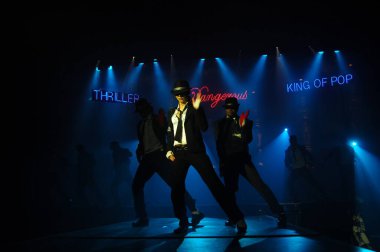 Sahnede dansçı silueti. 25 Şubat 2024 Hyderabad India.