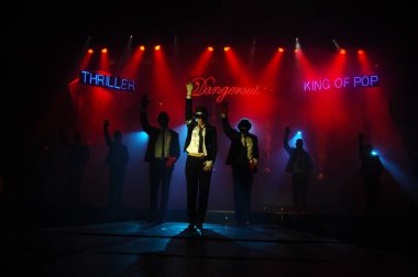 Sahnede dansçı silueti. 25 Şubat 2024 Hyderabad India.