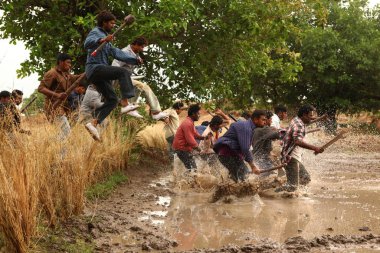 Hyderabad Hindistan 'da 19 Şubat 2024' te savaşan savaşçılar