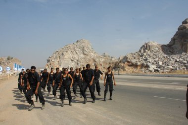 Hintli Dansçılar Hyderabad kılığında Hindistan 26 Şubat 2024