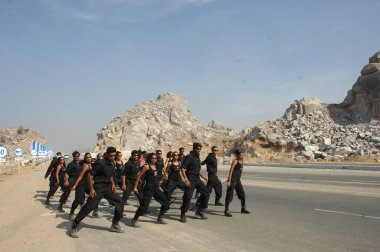 Hintli Dansçılar Hyderabad kılığında Hindistan 26 Şubat 2024