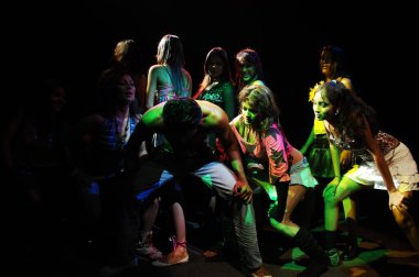 25 Şubat 2024 Hyderabad Hindistan Barındaki İnsanların silueti