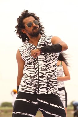 Hintli dansçı Hyderabad kılığında Hindistan 26 Şubat 2024