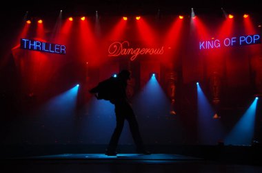 Hyderabad Bar 'da dansçı silueti. 6 Şubat 2024.