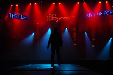 Hyderabad Bar 'da dansçı silueti. 6 Şubat 2024.