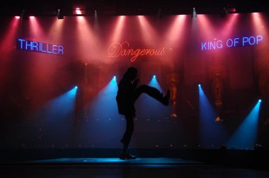 Hyderabad Bar 'da dansçı silueti. 6 Şubat 2024.