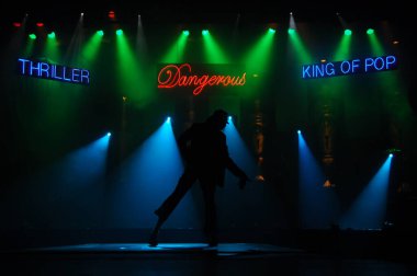 Hyderabad Bar 'da dansçı silueti. 6 Şubat 2024.