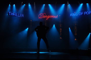 Hyderabad Bar 'da dansçı silueti. 6 Şubat 2024.