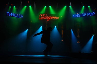 Hyderabad Bar 'da dansçı silueti. 6 Şubat 2024.