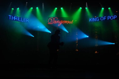 Hyderabad Bar 'da dansçı silueti. 6 Şubat 2024.