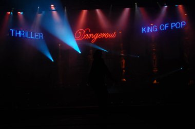 Hyderabad Bar 'da dansçı silueti. 6 Şubat 2024.