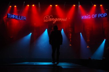 Hyderabad Bar 'da dansçı silueti. 6 Şubat 2024.