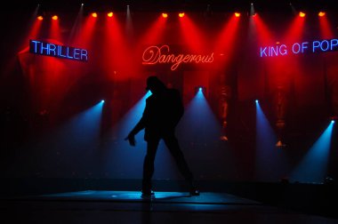 Hyderabad Bar 'da dansçı silueti. 6 Şubat 2024.