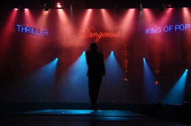 Hyderabad Bar 'da dansçı silueti. 6 Şubat 2024.