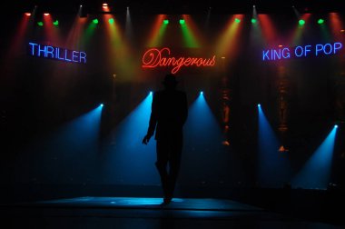 Hyderabad Bar 'da dansçı silueti. 6 Şubat 2024.