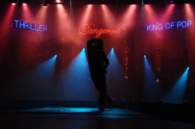 Hyderabad Bar 'da dansçı silueti. 6 Şubat 2024.