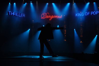 Hyderabad Bar 'da dansçı silueti. 6 Şubat 2024.