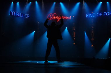 Hyderabad Bar 'da dansçı silueti. 6 Şubat 2024.