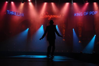 Hyderabad Bar 'da dansçı silueti. 6 Şubat 2024.