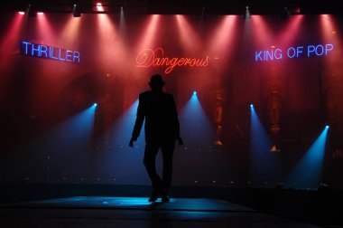 Hyderabad Bar 'da dansçı silueti. 6 Şubat 2024.