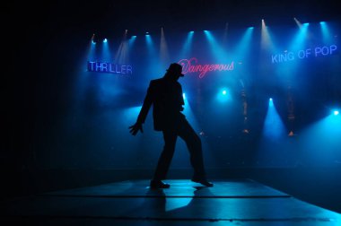 Hyderabad Bar 'da dansçı silueti. 6 Şubat 2024.