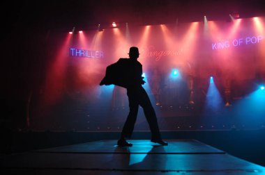 Hyderabad Bar 'da dansçı silueti. 6 Şubat 2024.