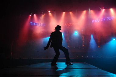 Hyderabad Bar 'da dansçı silueti. 6 Şubat 2024.