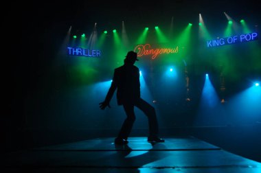 Hyderabad Bar 'da dansçı silueti. 6 Şubat 2024.