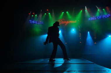 Hyderabad Bar 'da dansçı silueti. 6 Şubat 2024.