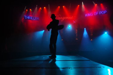 Hyderabad Bar 'da dansçı silueti. 6 Şubat 2024.