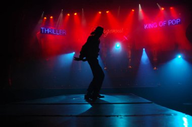 Hyderabad Bar 'da dansçı silueti. 6 Şubat 2024.