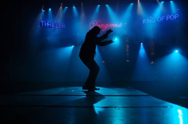 Hyderabad Bar 'da dansçı silueti. 6 Şubat 2024.