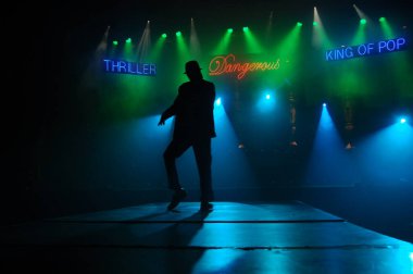 Hyderabad Bar 'da dansçı silueti. 6 Şubat 2024.