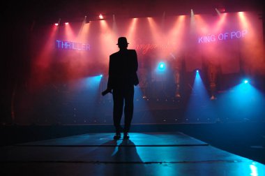 Hyderabad Bar 'da dansçı silueti. 6 Şubat 2024.