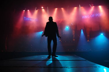 Hyderabad Bar 'da dansçı silueti. 6 Şubat 2024.