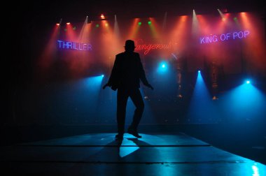 Hyderabad Bar 'da dansçı silueti. 6 Şubat 2024.