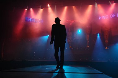 Hyderabad Bar 'da dansçı silueti. 6 Şubat 2024.